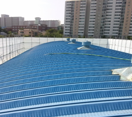 경질 우레탄폼으로 완벽 보호하는 아치형 체육관 지붕 공사 소개